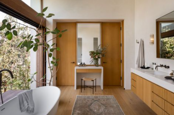 Villa Kayu Modern dengan Desain Kamar Mandi Terbuka